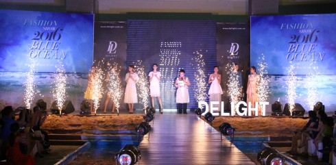 “Đại Dương Xanh” và “Giấc Mơ Thu” là hai bộ sưu tập mới nhất được trình diễn thành công tại Delight Fashion Show 2016 – “Blue Ocean” - show diễn thời trang hoành tráng lần đầu được tổ chức tại thành phố biển Quy Nhơn đêm 20/08.