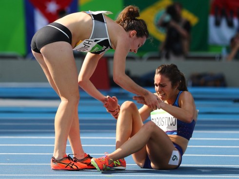 Vận động viên điền kinh người New Zealand, Nikki Hamblin đã dừng lại để giúp đỡ vận động viên người Mỹ Abbey D'Agostino 