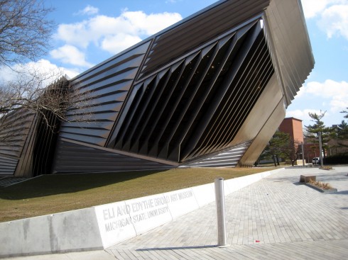 Eli & Edythe Broad Art Museum là công trình bảo tàng nghệ thuật thể hiện rõ niềm đam mê mà Zaha Hadid dành cho các khối hình học. Mang vẻ ngoài góc cạnh, đa diện với những lớp xếp nếp biểu trưng cho con đường dẫn lối từ quá khứ đến tương lai, và vai trò xuyên suốt của nghệ thuật trong đời sống con người.