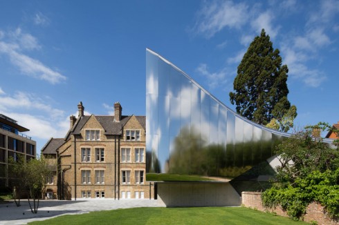 The Investcorp Building là một tòa nhà mang tầm nhìn của tương lai tọa lạc giữa vùng Oxford cổ kính của nước Anh. Mặt bên tòa nhà được bao bọc bởi thép không gỉ, dưới ánh mặt trời lấp lánh như gương, một công trình hướng về tương lai nhưng lại phản ánh dáng dấp của thực tại.