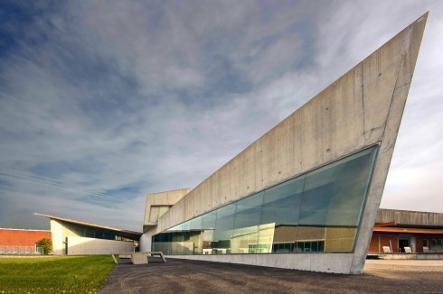 Vitra Fire Station là công trình đưa tên tuổi Zaha Hadid lên đỉnh cao với phần mái vót nhọn đầy thách thức.