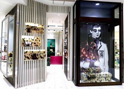 Những thiết kế trong BST Thu-Đông của Dries Van Noten đã có mặt tại các cửa hàng của ông trên toàn thế giới.