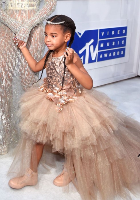 Mới đây bé Blue Ivy nhà Beyonce đã thu hút mọi ánh nhìn trên thảm đỏ VMA với bộ báy trị giá 11 ngàn đô.
