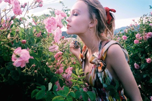 Lily-Rose Depp say mê những đóa hồng Tháng Năm tại Grasse