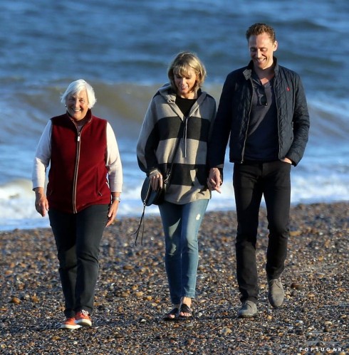 Taylor và Tom dạo chơi trên bờ biển cùng mẹ của nam tài tử