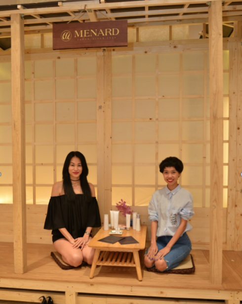 Hai Fashionista Thanh Trúc & Nicky Khánh Ngọc hào hứng với không gian pose hình độc đáo.