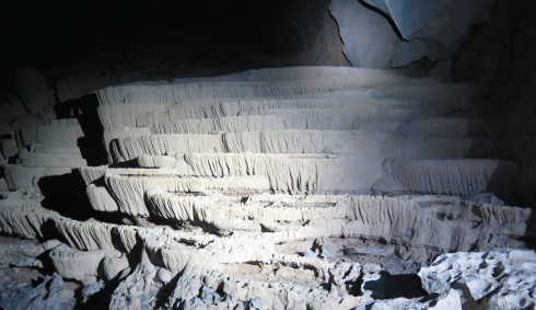 Trải qua hàng trăm triệu năm biến đổi của thiên nhiên và những thay đổi của địa chất cho đến năm 1994, hang Én được Hiệp hội hang động Hoàng gia Anh khám phá với sự giúp đỡ của ông Hồ Khanh (vốn đã khám phá ra hang từ năm 1991), trở thành hang động lớn thứ 3 thế giới, sau Sơn Đoòng và hang Deer ở Malaysia. Hang Én trải dài hơn 2km xuyên qua khối đá vôi khổng lồ ngay trong vùng lõi của Vườn quốc gia Phong Nha – Kẻ Bàng, thuộc tỉnh Quảng Bình.