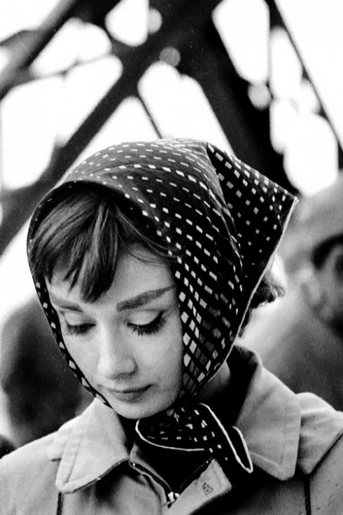 Phụ kiện thời trang Neckerchief đã quay trở lại - Audrey Hepburn