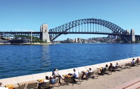 Khối sắt thép khoảng 53.000 tấn nhưng mang dáng vẻ thanh nhã bắc qua vịnh Sydney có tên gọi Harbour Bridge