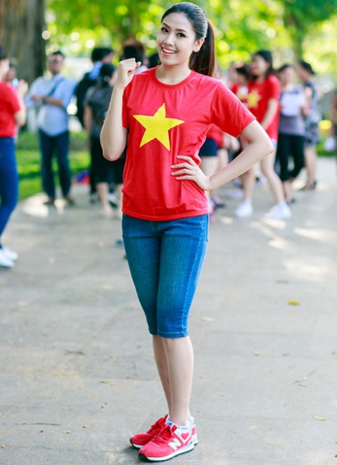 Hoa hậu biển Trần Thị Loan xinh tươi trong màu cờ sắc áo