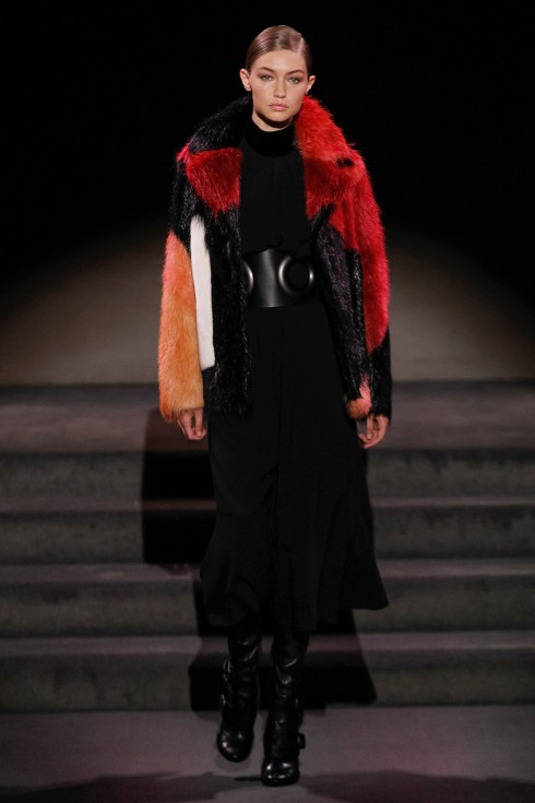 Gigi Hadid trong thiết kế áo khoác lông của Tom Ford 