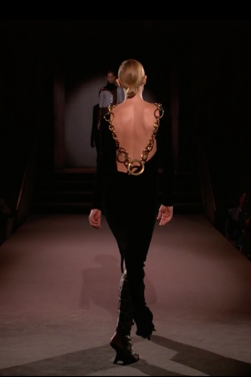 Amber Valleta trong thiết kế váy nhung đen hở lưng và chi tiết ánh kim sang trọng gợi lại hình ảnh Tom Ford tại Gucci những năm 90s