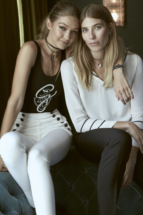 Gigi Hadid và người mẫu và BTV thời trang Veronika Heilbrunner mặc trang phục trong BST TommyxGigi