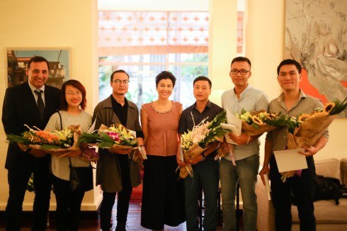 5 tác giả đạt giải Ba nhận hoa và quà tặng từ BTC