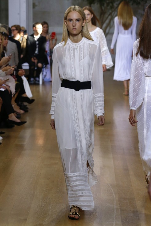 Một thiết kế váy trắng khác của Oscar De La Renta
