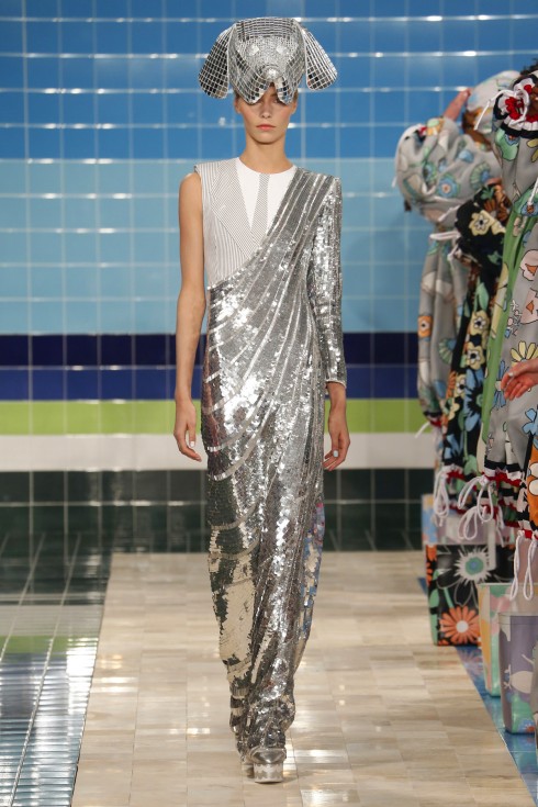 Chiếc váy ánh kinh của Thom Browne