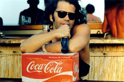 Khoảnh khắc thời trẻ của Karl Lagerfeld tạo dáng cùng với thùng Coca