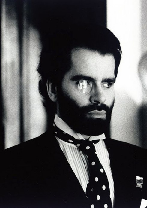 Karl Lagerfeld để râu quai nón rậm rạp