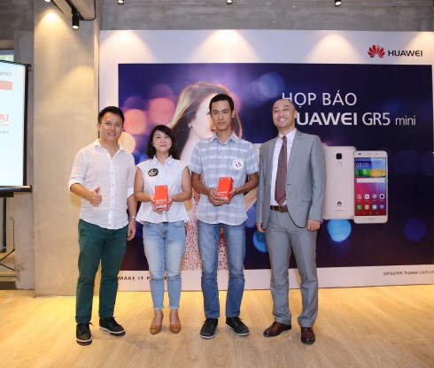 Điện thoại Huawei chính thức ra mắt smartphone GR5 Mini - điện thoại dành cho giới trẻ - Ông Yasushi Umezawa - Tổng Giám đốc công ty Giải trí Go Go cũng có mặt tại sự kiện