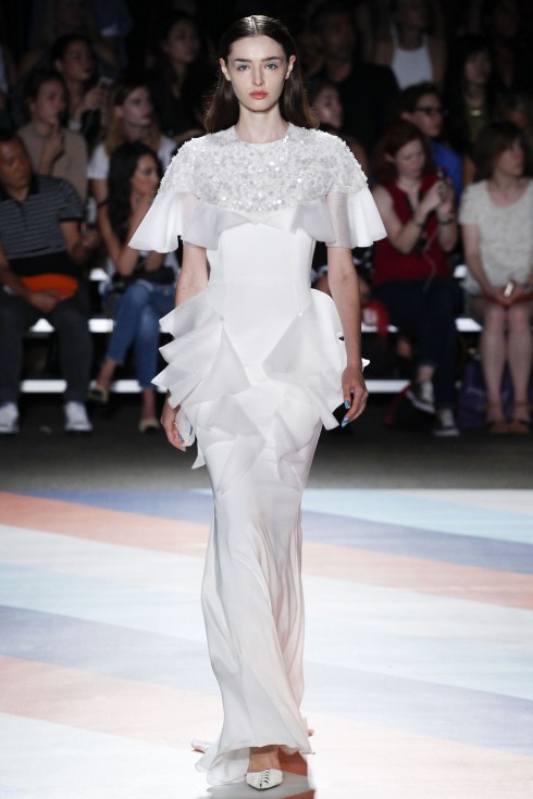 Thiết kế váy trắng với những đường ruffle mềm mại