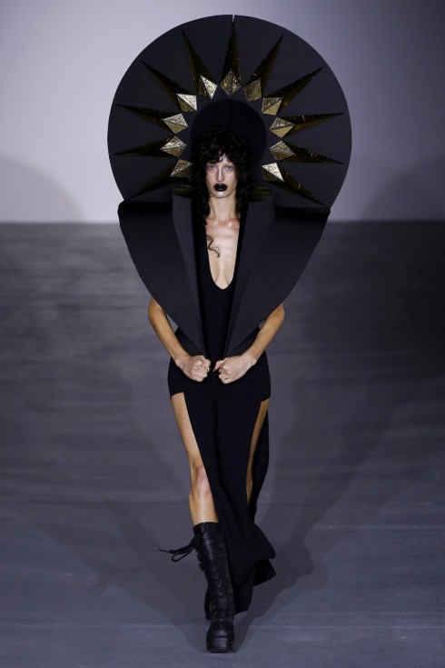 Thiết kế mở đầu BST của Gareth Pugh