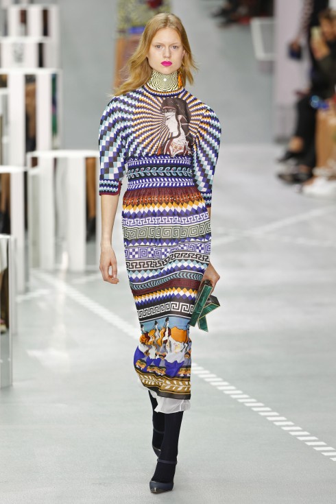 Thiết kế với cầu vai lớn trong BST của Mary Katrantzou