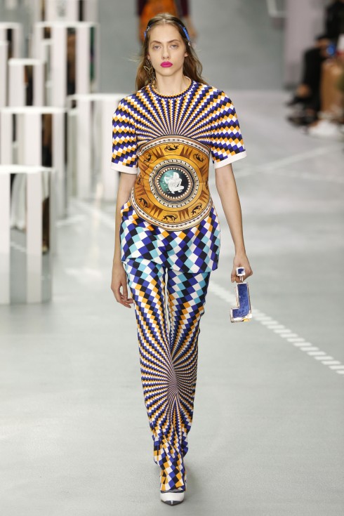 Những hoạ tiết ảo ảnh phối cùng hoa văn Hy Lạp trong BST Xuân-Hè 2017 của Mary Katrantzou