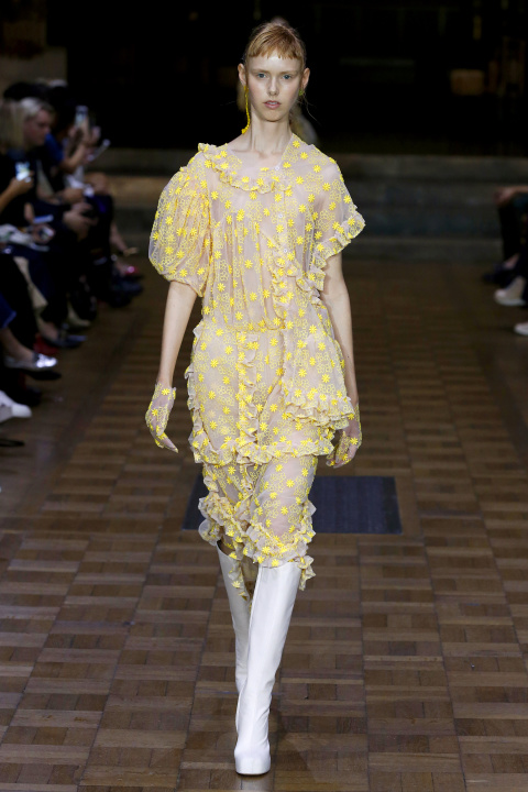Thiết kế váy hoa vàng trong BST của Simone Rocha 