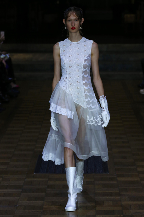Thiết kế chân váy bất đối xứng của Simone Rocha 