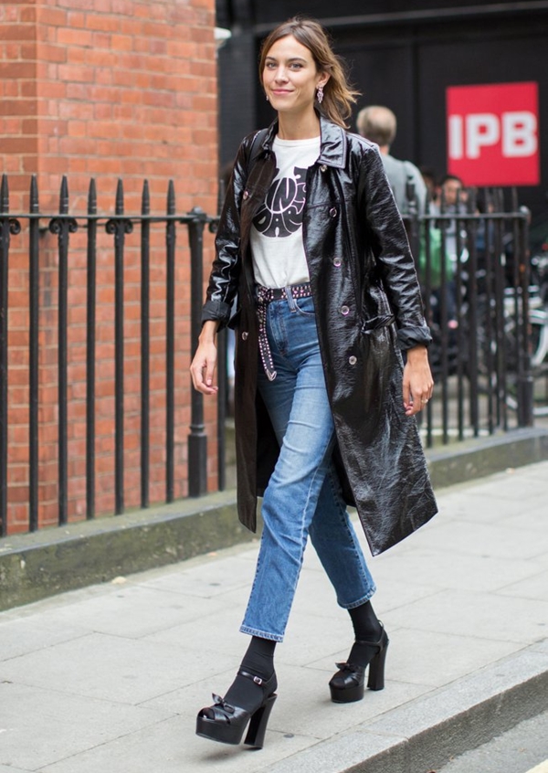 Một chiếc áo khoác da dáng dài là đủ khiến bộ trang phục áo thun quần jeans của Alexa Chung trở nên thời trang