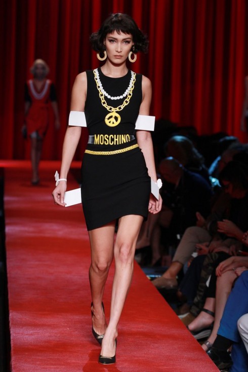 Một mẫu thời trang được trình diễn trên một trong các sàn diễn thời trang lớn của thế giới đến từ thương hiệu Moschino trong tuần lễ thời trang Xuân-Hè 2017
