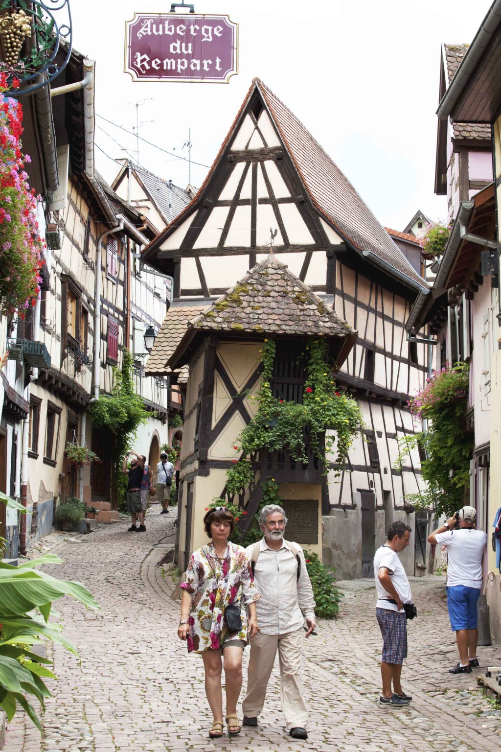 Ngã ba ngõ nhỏ Eguisheim tại Alsace - ELLE VN