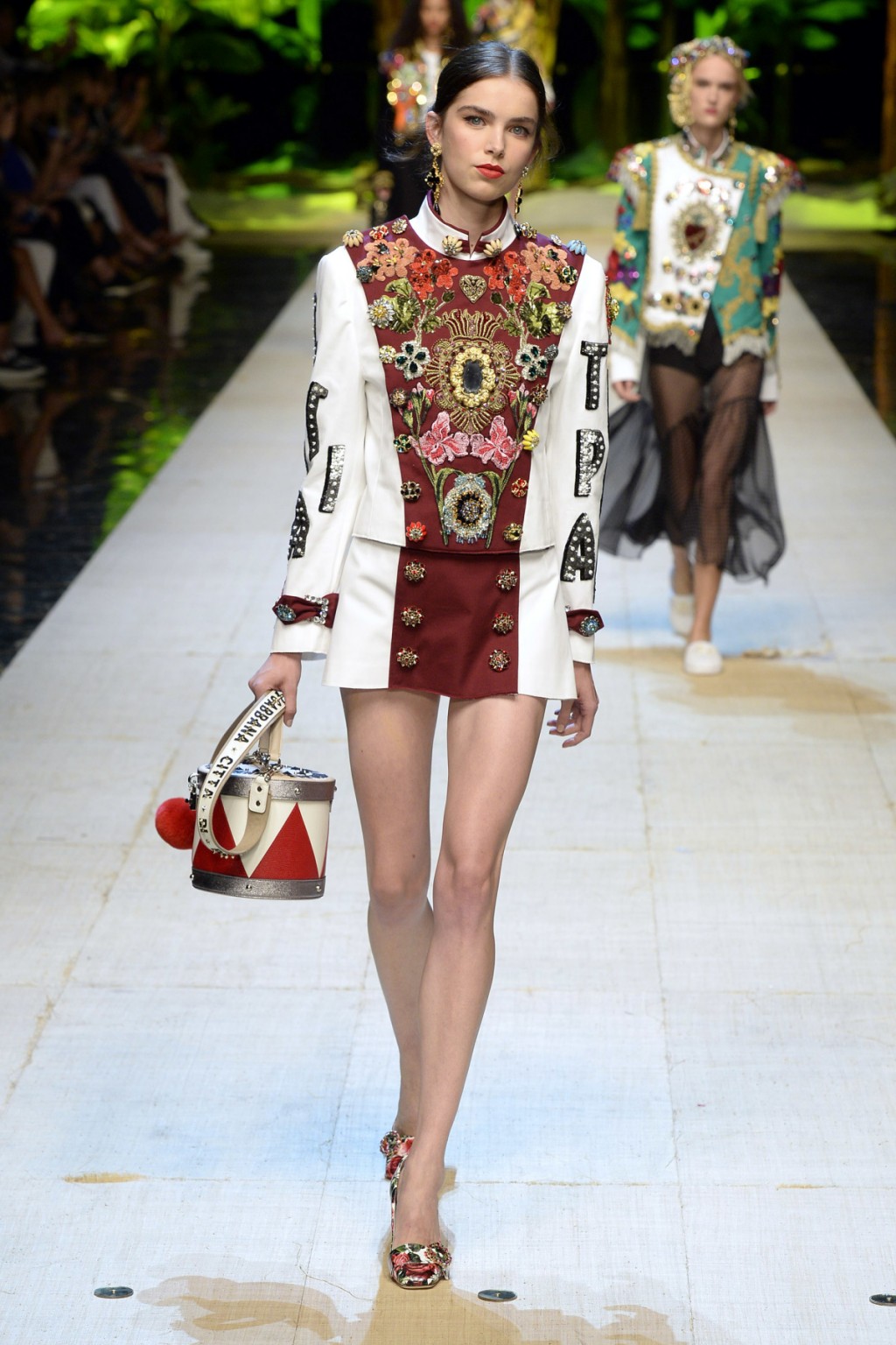 Thiết kế mở đầu BST Của Dolce & Gabbana