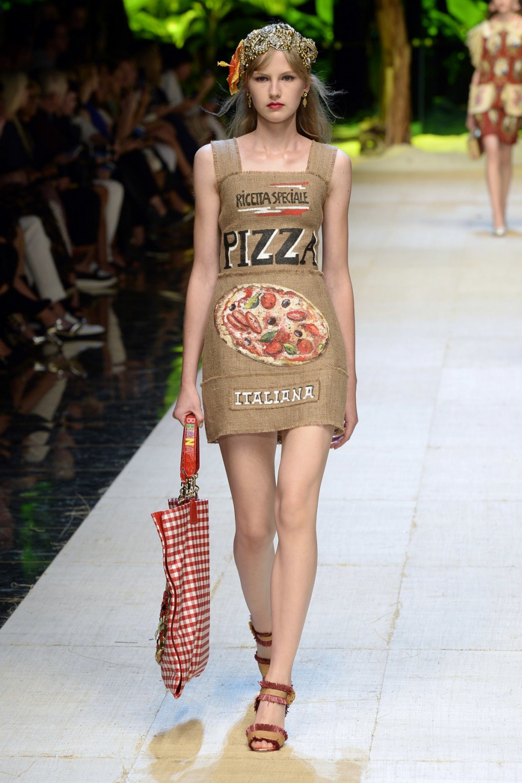 Chiếc váy tạp dề hoạ tiết Pizza đáng yêu