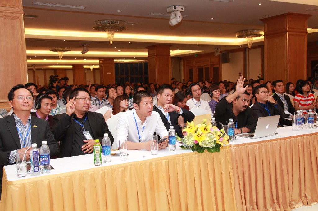Khán giả hưởng ứng câu hỏi của diễn giả Bharat Avalani