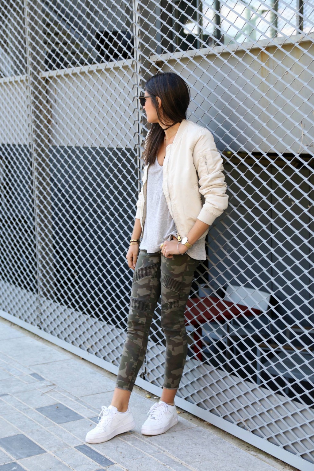 Một ví dụ khác khi kết hợp bomber cùng màu camo. Đơn giản với sneakers và t-shirt trơn màu.