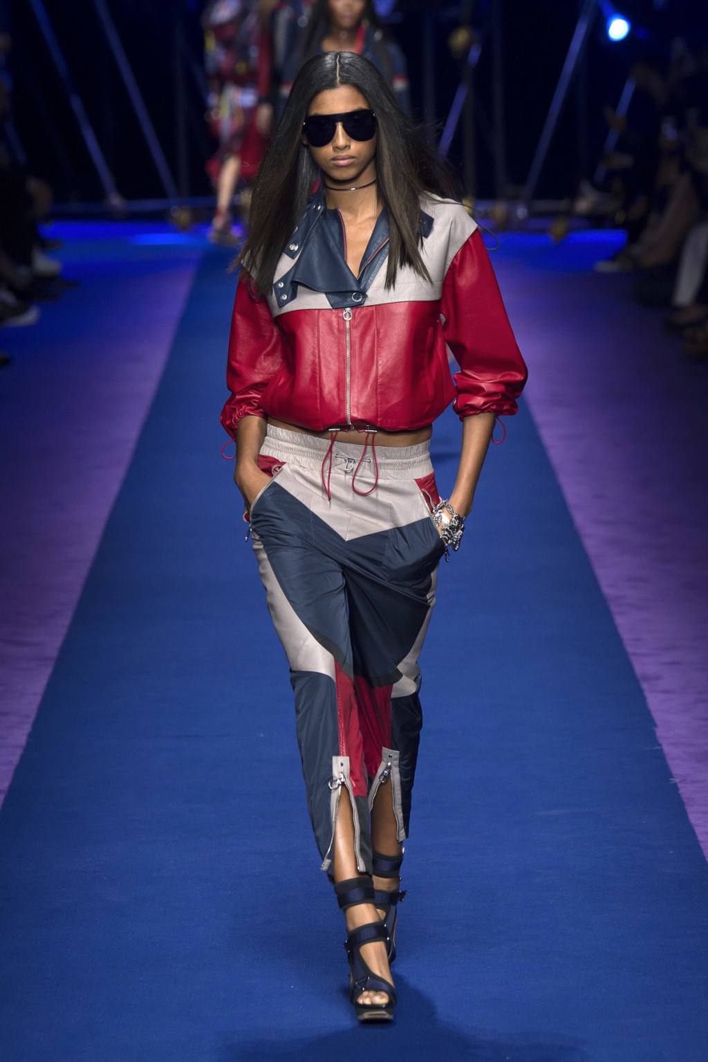Versace mang tới BST Xuân-Hè 2017 mang đậm phong cách sportwear