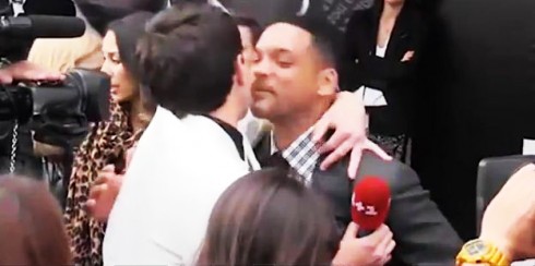 Vitalii Sediuk đang cố hôn môi Will Smith.