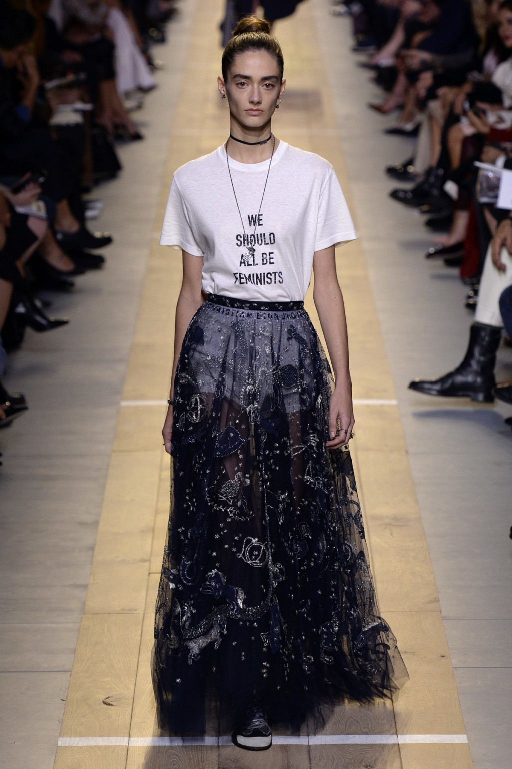 Chiuri mang tới chiếc slogan T-shirt phối cùng chân váy tulle thêu hoạ tiết chiêm tinh