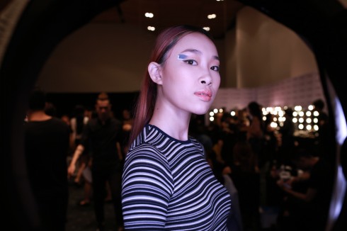 Không khí bận rộn của backstage ELLE Fashion Show 2016 ELLE VN