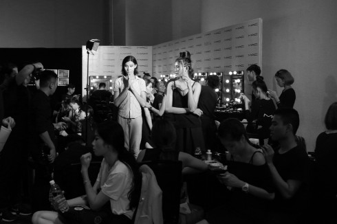 Không khí bận rộn của backstage ELLE Fashion Show 2016 ELLE VN