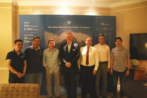 Ông Scott Hodgetts, Tổng Giám Đốc khách sạn Sheraton Saigon Hotel & Towers,  chào đón khách tại một buổi tiệc thân mật, mừng sự kiện Sáp nhập thành công của tập đoàn Marriott International với Starwood Hotels & Resorts Worldwide Inc., mang lại 30 thương hiệu đẳng cấp đến với khách du lịch trên toàn cầu.