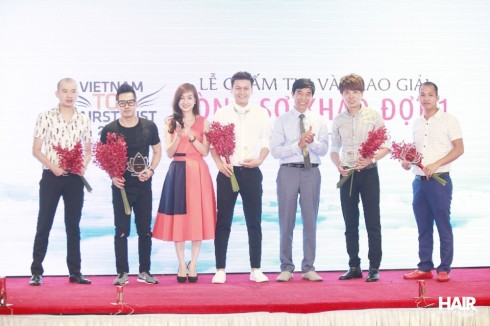 Các thành viên trong Ban tổ chức nhận hoa đánh dấu sự thành công của sự kiện. 