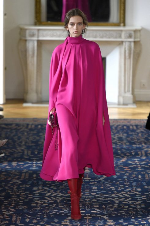 Chiếc váy cape hồng hoàn hảo của Valentino