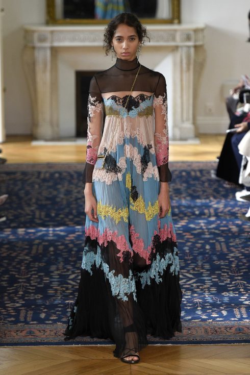 BST Xuân-Hè 2017 của Valentino mang tới những chiếc váy cổ lọ nhu mì bên cạnh những thiết kế xẻ sâu. 
