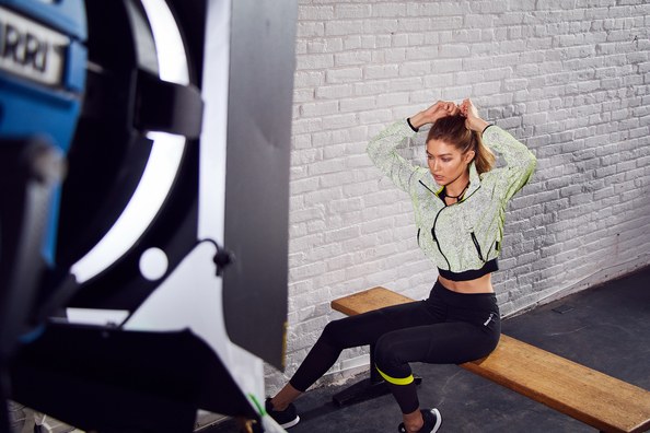 Gigi Hadid chứng tỏ kĩ năng boxing trong chiến dịch quảng cáo mới - ELLE VN