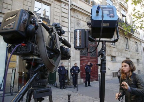 Nhiều phóng viên báo đài trên khắp thế giới đứng trước cửa khách sạn tại Paris, nơi xảy ra vụ cướp của Kim 