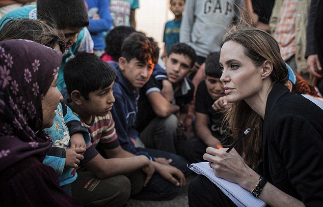 Liệu Emma Waston có tiếp nối con đường chính trị của Angelina Jolie? ELLE VN