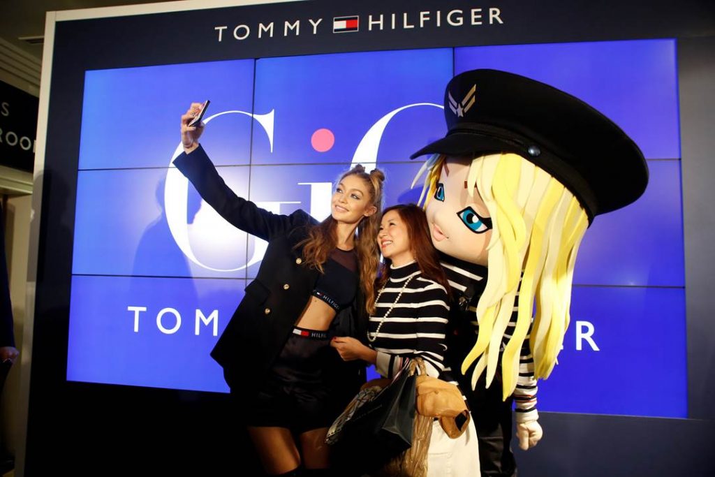 Gigi Hadid ra mắt BST TOMMYXGIGI tại Tokyo 02