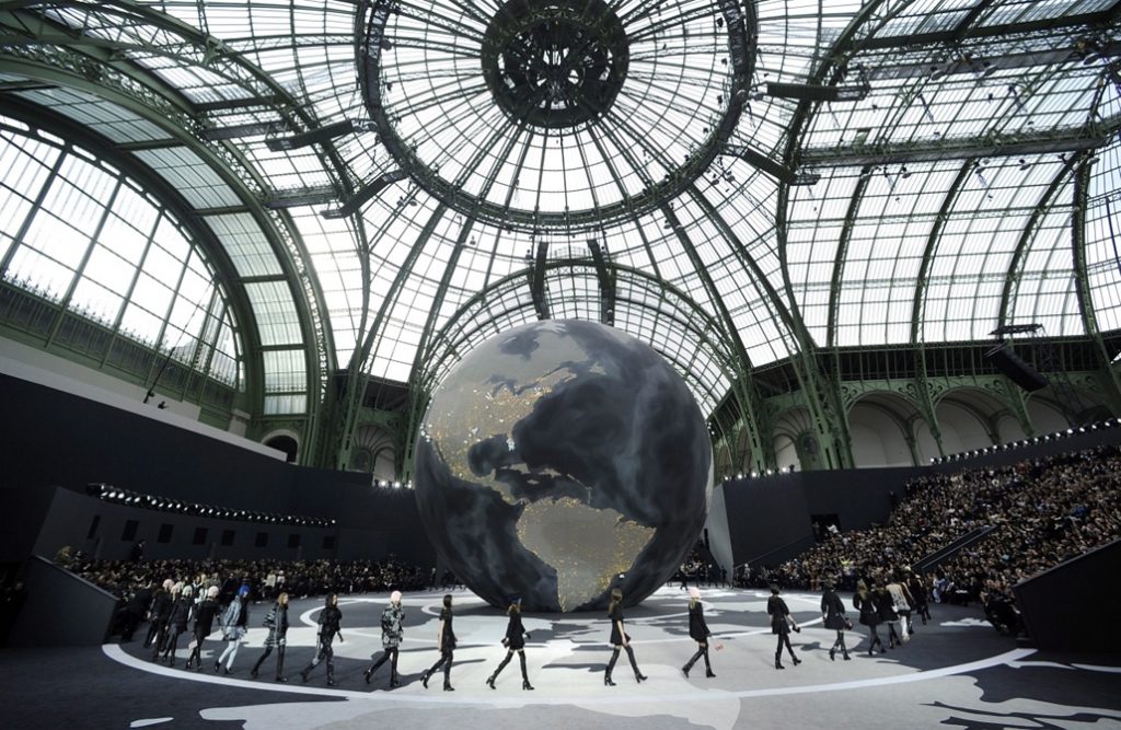 Grand Palais là nơi Karl Lagerfeld tổ chức rất nhiều show diễn lớn của Chanel.